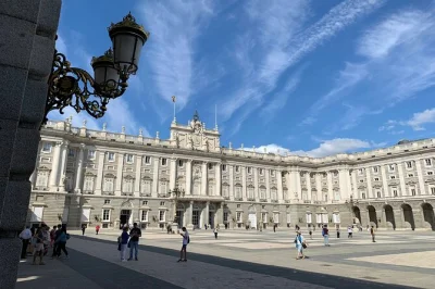 Descubre el palacio real y el museo del prado en madrid con guía local. entradas sin colas y auriculares para una experiencia cómoda y envolvente.