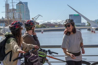 Recorre buenos aires en bici con un guía local, prueba mate y empanadas, y descubre san telmo, la boca y recoleta. incluye almuerzo, snacks y todo el equipo.