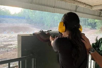 Entdecke die cu chi tunnel bei ho-chi-minh-stadt, krieche durch echte untergrundgänge, probiere gedämpfte maniok und hausgemachte fallen – inklusive hotelabholung und lokalem guide.