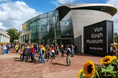Scopri le storie dietro rembrandt e van gogh nei musei più famosi di amsterdam, con ingresso riservato, piccoli gruppi e una guida esperta d’arte.