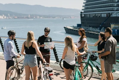 Découvrez vancouver à vélo électrique avec un guide local : stanley park, gastown et les sentiers en bord de mer. vélo haut de gamme, casque et anecdotes inclus.