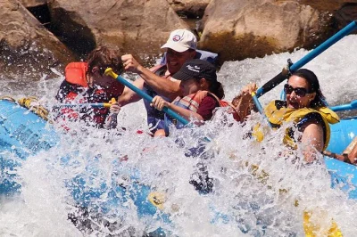 Erlebe das spritzige familien-rafting auf dem animas river in durango – halbtägige tour mit ausrüstung, erfahrenem guide und kinderfreundlichen stromschnellen plus bequemer abholung.
