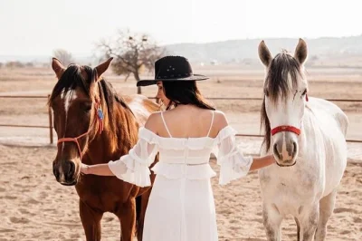 Siente el viento y el polvo de cappadocia en un paseo guiado a caballo por rose valley y meskendir, con recogida en hotel y fotos incluidas para reservar fácil.