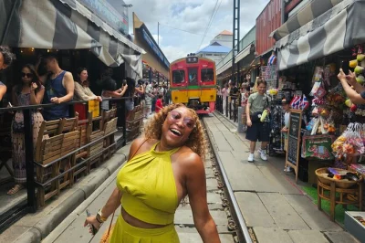 Em bangkok, veja o trem passar pelo mercado maeklong, faça passeio de barco privativo no mercado flutuante damnoen saduak e experimente delícias locais. inclui transfer e guia.