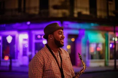 Erlebe new orleans nachtleben auf frenchmen street mit vip pub crawl, zwei cocktails, live-musik, kunstmarkt und clubzugang.