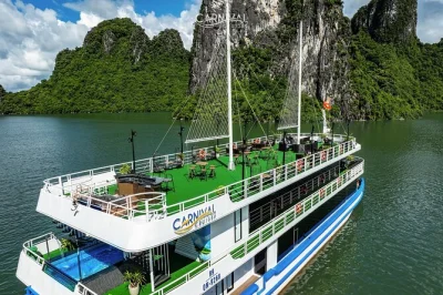 Descubre la bahía de ha long con un crucero de lujo, explorando cuevas, kayak y baño en la isla titop. incluye recogida en hotel y almuerzo.