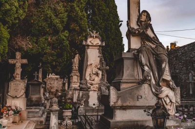 Erlebe dubrovniks düstere legenden bei einem abendspaziergang – entdecke boninovo-klippe, gradac-park, alte gefängnisse und endete am pile-tor mit einem lokalen guide.