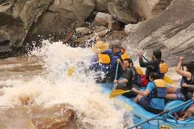 Erlebe beim familien-rafting auf dem animas river in durango spritzigen wasserspaß mit lokalen guides. inklusive kompletter ausrüstung, zertifiziertem guide & rücktransport – kinderleicht buchen.