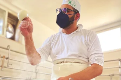 Découvrez la fabrication du fromage de la ferme à la table à masseria fragnite près d’ostuni. rencontrez les artisans locaux, dégustez mozzarella fraîche, burrata et vins des pouilles avec un 