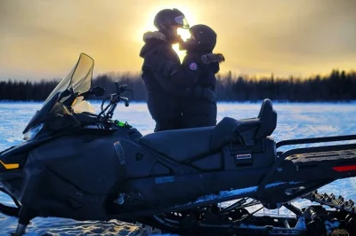 Siente el frío mientras recorres en moto de nieve cerca de fairbanks, cruzando ríos helados con guía local. incluye casco, bebidas y recogida cerca de north pole, alaska.