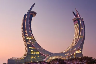 Erlebe dohas vielfalt bei einer privaten tour – schlendere durch den souq waqif, entdecke katara mit seiner kunst und genieße die marina von the pearl. inkl. transfer, guide & getränken.