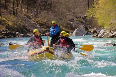 Sinta a emoção do rafting no rio soča perto de bovec, com guias experientes, todo o equipamento incluso e saídas flexíveis. reserve sua aventura nas corredeiras com locais de confiança.