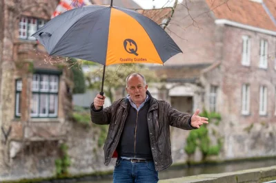 Descubra bruges medieval em um tour a pé de 2 horas com guia local, prove uma praline dos chocolatiers da guilda e explore praças e canais icônicos.
