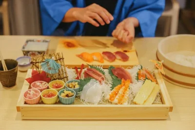 Aprenda a fazer nigiri sushi perto da tokyo tower com um chef local que fala inglês. aula prática, degustação e opção de roupas japonesas.