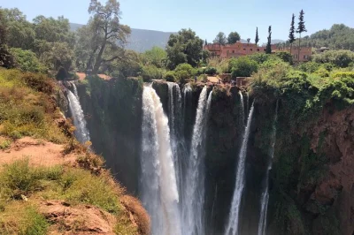 Erlebe die ouzoud wasserfälle bei einem tagesausflug ab marrakesch mit lokalem guide, bootsfahrt direkt an die fälle und mittagessen mit blick auf die kaskaden. inklusive hoteltransfer.