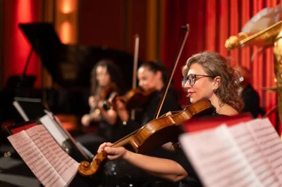 Vivi un concerto dal vivo nella storica sala strauss di vienna con orchestra autentica, ingresso salta-fila, accesso al museo e calice di spumante incluso.