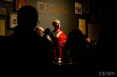 Scopri il fado autentico di porto in un locale vintage e raccolto, assapora il vino porto locale e immergiti nella cultura portoghese—accessibile in sedia a rotelle e con trasporti comodi.