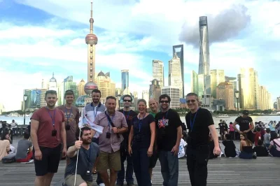 Descubra os contrastes de xangai em um tour privado — caminhe pelo bund, explore o jardim yu e suba até o topo da shanghai tower. inclui traslado e almoço com dumplings autênticos.