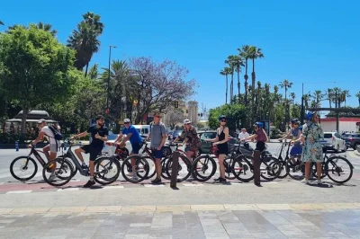 Malaga erleben auf einer e-bike-tour: durch historische gassen, hoch zum gibralfaro-hügel und entlang des strands. kleine gruppen, guide inklusive, einfache buchung.
