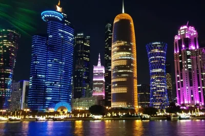 Erlebe doha hautnah: bummel durch souq waqif, kunst im katara cultural village und besuch im nationalmuseum. mit klimatisiertem auto und guide-abholung.