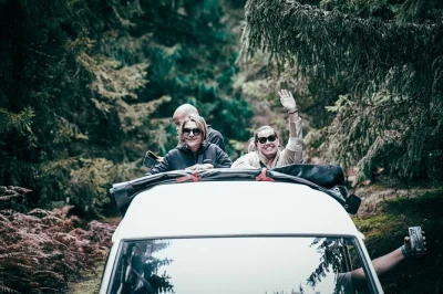 Scopri il lato selvaggio di madeira con un safari in jeep da pico do areeiro a santana, pranzo tipico e degustazione di rum. include pick-up in hotel e guida.