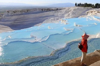 Comece seu passeio por pamukkale saindo de antalya, relaxe nas piscinas termais, explore as ruínas antigas de hierápolis, aproveite o almoço e viaje com guia local – traslado incluso.