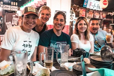 Scopri osaka con una guida locale tra le vie nascoste di namba e shinsaibashi, assaggia street food, visita templi e bar unici. cena e drink inclusi.