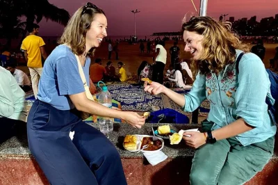 Explore mumbai com um guia local pelas ruas de chowpatty beach, bhuleshwar e mohammed ali road, saboreando petiscos, doces e o verdadeiro sabor da cidade. inclui comida e transporte.