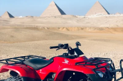 Découvrez le désert en quad près des pyramides de gizeh, capturez des photos uniques et savourez un thé égyptien dans un café de sable. transfert hôtel et frais inclus.