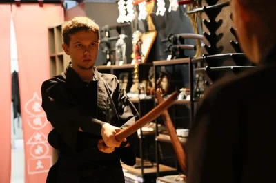 Descubra o mundo das artes marciais em tóquio—treine com um mestre japonês, experimente armas ninja, espadas samurai e meditação. inclui figurino e aula em inglês.