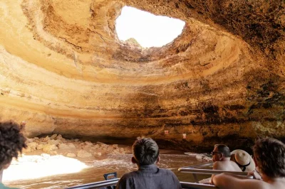 Scopri la costa dell'algarve con una crociera fino alla grotta di benagil, assaggia liquori e dolci tipici, e ammira luoghi come praia da marinha e submarine rock. include drink di benvenuto e guida l