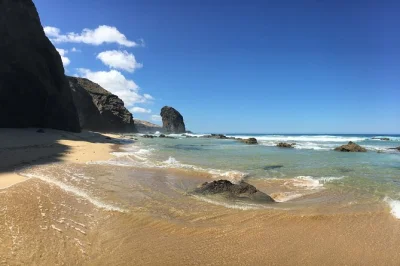 Descubre fuerteventura sur con un tour de un día: queso artesanal, cuevas de ajuy y playas de arena blanca. incluye recogida y grupo reducido para una experiencia única.