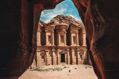 Visita petra da sharm el sheikh in crociera. esplora il siq, il tesoro, il monastero e altro con una guida locale. pranzo e trasferimenti inclusi.