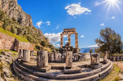 Descubre el antiguo delphi con un tour de audio en vr, entrada al museo y paseo por el pueblo de montaña. incluye recogida y regreso desde atenas.