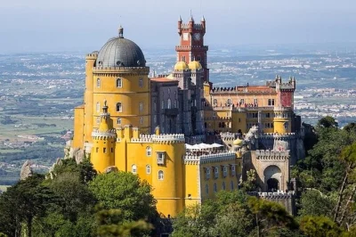 Scopri i palazzi di sintra, le mura del castello moresco e le scogliere selvagge dell’atlantico. include biglietti salta fila, auto privata e guida locale con pick-up in hotel.