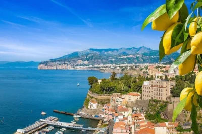 Erlebe sorrento mit seinem zitronenduft, schlendere durch die bunten gassen von positano und genieße streetfood in amalfi – private tagestour ab neapel mit panoramastopps und lokalen spezialitäten