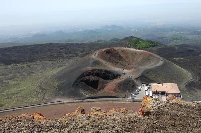 Sinta o chão de lava antiga sob os pés no monte etna, explore cavernas vulcânicas e prove vinhos sicilianos em uma fazenda local. guia e equipamentos inclusos.