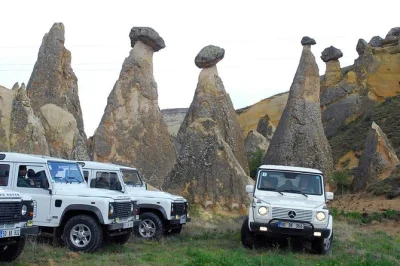 Siente el viento y el polvo de los valles de cappadocia en un safari en jeep de medio día, con paradas en el valle de las palomas, iglesias rupestres y miradores panorámicos. incluye almuerzo y reco