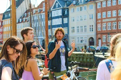 Scopri copenaghen in bici con soste a rosenborg, nyhavn e la sirenetta. biciclette comode, guida locale e punto di incontro centrale inclusi.