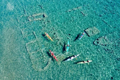 Descubra epidavros remando de caiaque até a antiga cidade submersa da grécia, mergulhe entre ruínas e saboreie uma refeição caseira em uma praia tranquila. guia e equipamentos incluídos.