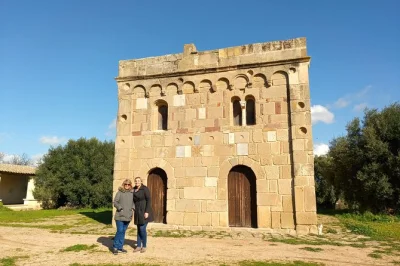 Descubre el campo sardo cerca de cagliari: prueba vinos locales, pasea por una iglesia medieval, observa flamencos y comparte risas con un productor. incluye recogida y brunch.