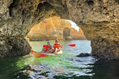 Siente la brisa marina mientras recorres en kayak las cuevas y playas secretas de albufeira, acompañado por un guía local, con equipo de seguridad y una parada en una playa desierta para relajarte.