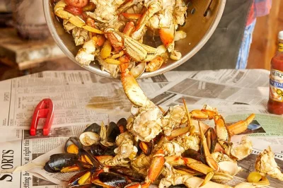 Descubre el lado salvaje de ketchikan con un crucero en barco calefaccionado, paseo por la selva tropical y una fiesta de mariscos para chuparse los dedos. incluye recogida y tripulación local.