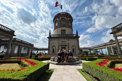 Découvrez les histoires du château de chapultepec, baladez-vous dans le parc et admirez mexico depuis les hauteurs. guide privé et billets inclus pour une journée tranquille.