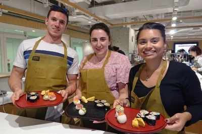 Explore o mercado externo de peixes tsukiji em tóquio com um guia local, prove delícias fresquinhas e aprenda a fazer sushi na maior escola de culinária do japão. transporte e almoço inclusos.