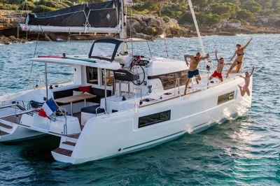 Découvrez l’archipel de la maddalena en catamaran de luxe, avec baignades, déjeuner typique sarde, vins locaux et départ depuis palau.