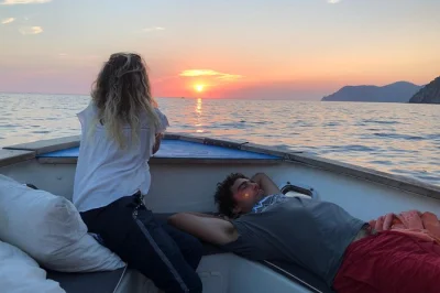 Sinta as cores de cinque terre no pôr do sol a bordo de um barco, nade em enseadas escondidas e aproveite um generoso aperitivo italiano. inclui bebidas, petiscos e equipamento para snorkel.
