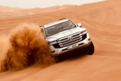 Découvrez le désert de dubaï avec du dune bashing, balade à dos de chameau, photos avec un faucon, sandboard et un dîner bbq bédouin haut de gamme. prise en charge à l’hôtel incluse.