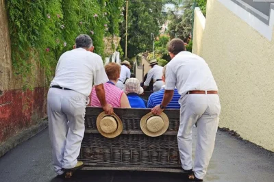 Scopri la brezza dell’atlantico al skywalk di cabo girão, passeggia nel villaggio di pescatori amato da churchill e ammira funchal dal belvedere di pico dos barcelos—tour privato con pick-up incl