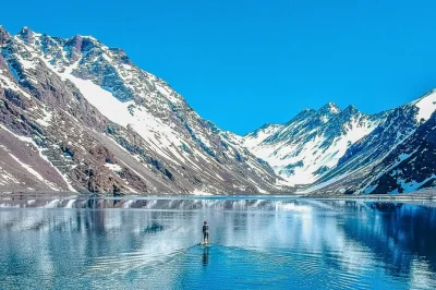 Découvrez les andes, admirez les eaux turquoise de la laguna del inca et savourez un déjeuner au célèbre hôtel portillo. transfert depuis santiago et guide local bilingue inclus.